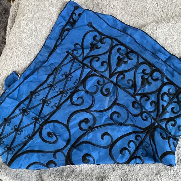 Vintage 100% Silk scarf - 26" Square - Picture 4 of 6